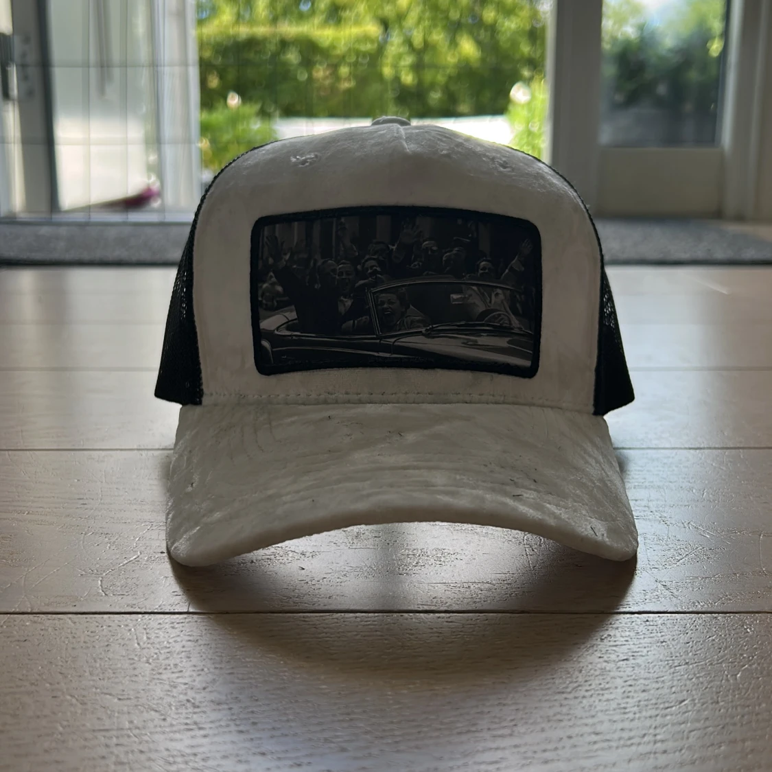 Vit och svart truckerkeps från Hatstore