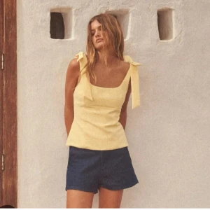 Gult linne med rosetter - Har sytt in axelbanden så att den är som xs i banden, det går att sprätta upp. 💛 Superfin ljusgul linnetopp med breda axelband som knyts i stora rosetter. Pris kan diskuteras. Skriv för fler bilder.