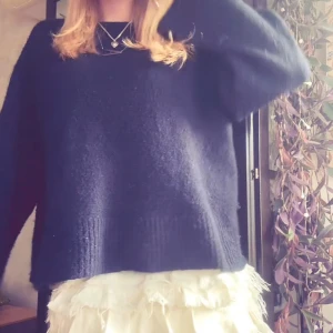 Mörkblå stickad tröja  - Säljer min mörkblåa stickade tröja ifrån Gina tricot!