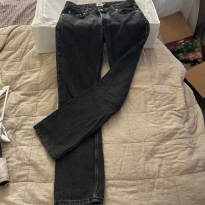 Low waist, raka Jeans från Lager - Svarta Low waist jeans, långa, supersnygga men enkla. Använd en del förra pret men kommer numera inte till användning. Jag är 175 och de passar precis. Nästan till marken. 