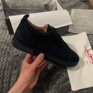 Blåa Christian Louboutins - Säljer nu marinblåa Louboutins som är perfekta nu efter sommaren och passar till alla stiler. Särskilt på hösten. Loubs är i storlek 42. Skriv för mer info!! 👍🏻🙂