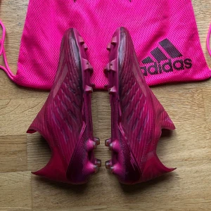 Adidas X 19+ FG/AG - Säljer ett par sjukt snygga rosa adidas fotbollsskor med strömlinjeformad design och utan snörning. Lätta och smidiga, perfekta för dig som vill sticka ut på planen, känna en nära boll touch och känna sig lätt.