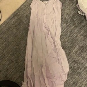Ljuslila långklänning  - Jätte fin ljuslila långklänning från h&m, använd en gång