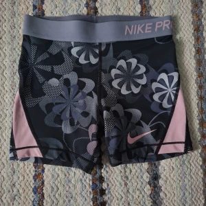 Nike pro - Säljer dessa på grund av att de är för små. Meddela mig om du är intresserad eller har frågor. Finns i Helsingborg 