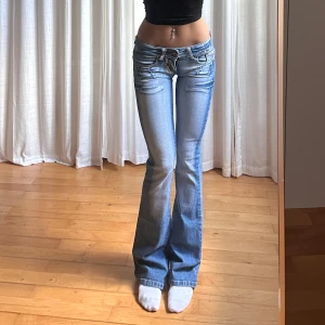 Crazy age jeans - Perfekta lågmidjade bootcut jeans från Crazy Age!!💓midja 32 (+stretch) innerben 85 jae 165. Kolla in min profil för mer jeans⭐️