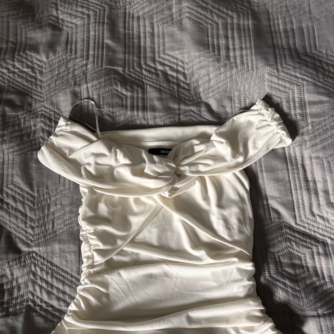 Vit offshoulder topp från Bik Bok