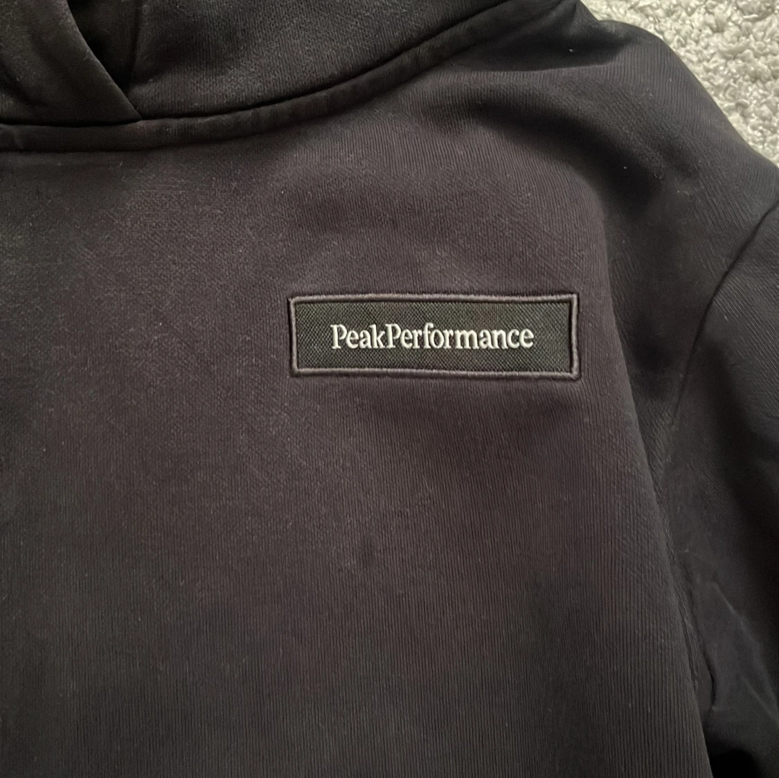 Svart hoodie från Peak Performance - 1