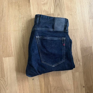 Replay Grover jeans  - Snygga mörkblå jeans från Replay med klassisk femficksdesign och kontrastsömmar. Modellen är slim fit med raka ben och normal midja. Jeansen är tillverkade i ett stretchigt denimtyg som ger en bekväm passform. Perfekta till vardagslooken. Midja 40cm. Storlek W29 L31 tyvärr är storleksettiketen borta så kolla längd måttet ! 