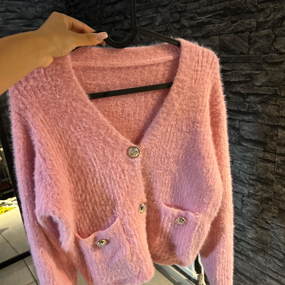 Rosa fluffig kofta med guldknappar - 1