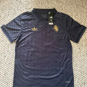 Juventus T. Weah #22  fotbollströja - Juventus fotbollströja från Adidas med T. Weah och nummer 22 i guld på ryggen. Tillverkad i lätt funktionsmaterial (AEROREADY) och har korta ärmar. Den är lite stor i storleken så om du har M kan den passa