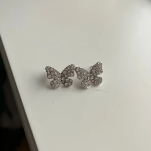 Örhängen - Superfina fjärilsörhängen av diamanter. Jättebra skick🩷
