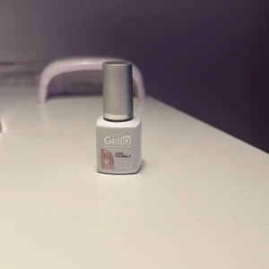 Depend GeliQ UV/LED-lack - helt nytt köpt för 80 kronor säljs för 40 kronor  - Depend GeliQ UV/LED-lack i vit flaska med silverlock. Perfekt för att skapa snygga och hållbara gelnaglar hemma. Används tillsammans med UV- eller LED-lampa för ett glansigt och proffsigt resultat. Svenskt märke.