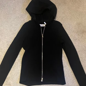 Zip up topp Weekday - Supersnygg zip up topp med luva från Weekday. Använd flertal gånger.