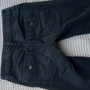 Svarta jeans  - midjemått är 36cm rakt över och innerbenslängden är 77cm💗