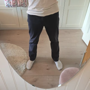 Armani Jeans - Snygga mörkblåa jeans från Armani Jeans med klassisk femficksdesign och metallogo på bakfickan. Jeansen har dragkedja, bälteshällor och är tillverkade i ett mjukt bomullsmaterial. Perfekta för dig som gillar stilrena och tidlösa byxor.
