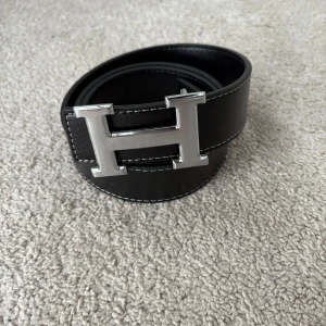 Svarg H bälte silver logga 🔥 - Svart He*mes bälte med silver logga🔥.            125 + förkortare följer med!