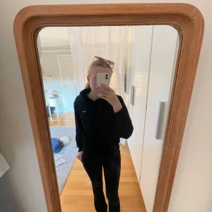 Svart hoodie med tryck 'original' - Svart hoodie med liten vit text 'original' på bröstet. Klassisk modell med huva och snörning, samt långa ärmar och ribbade muddar. Perfekt för chill dagar eller när du vill ha en enkel och stilren look. Ganska liten i storleken.