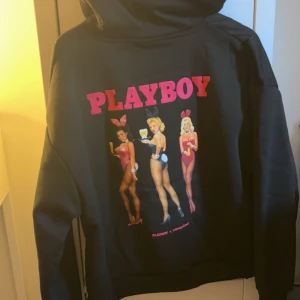 Svart hoodie Playboy x Missguided - INTRESSEKOLL Helt ny med lapp kvar endast testad! Svart hoodie från Playboy x Missguided  Baksidan har tryck med tre playboy-bunnies i färg. Klassisk hoddie, perfekt för en edgy streetstyle-look.