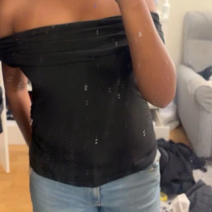 svart topp - En så fin svart topp, enkel att styla till och bra material.