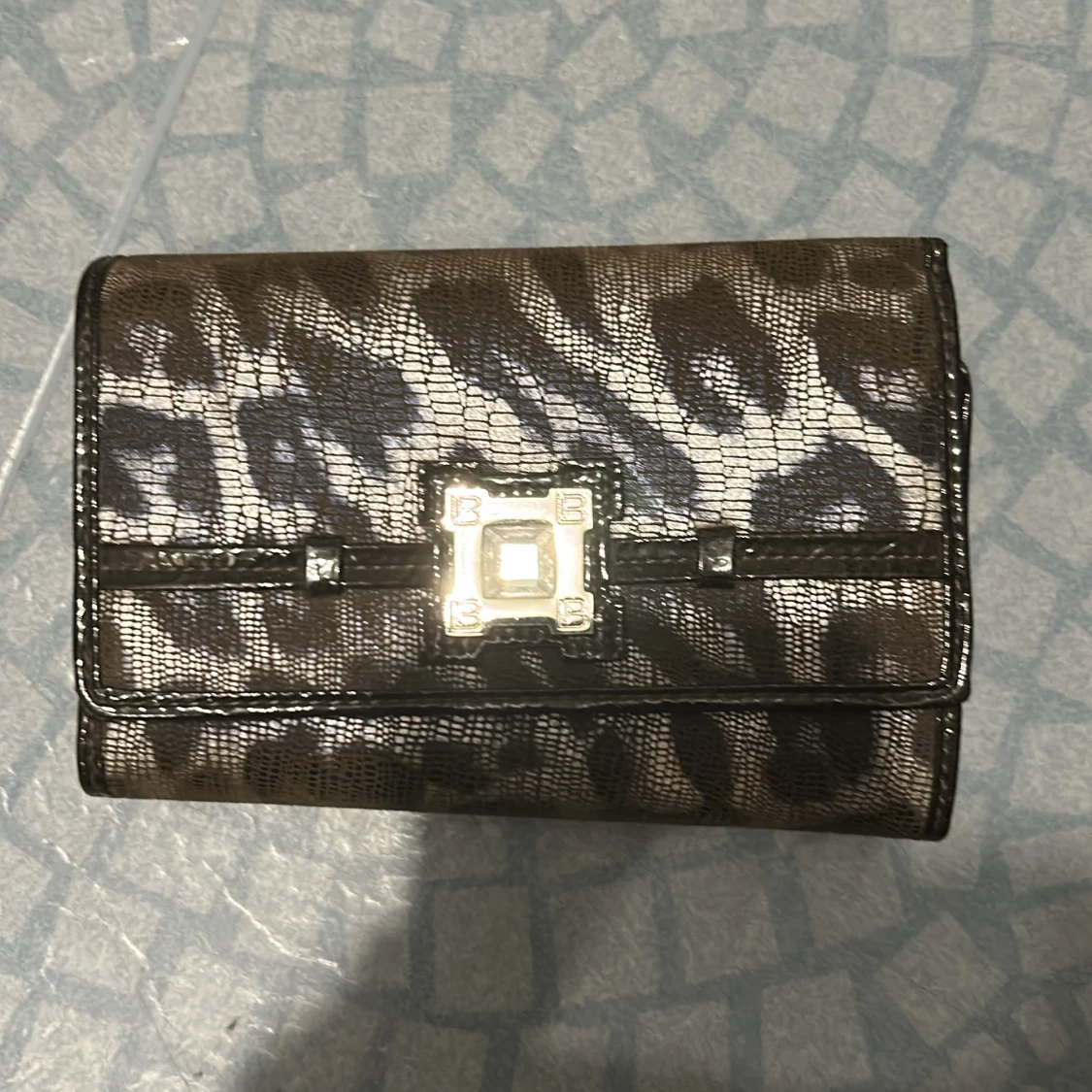 Leopardmönstrad plånbok med metallspänne