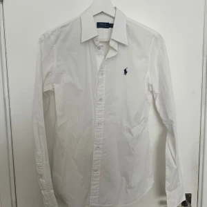 Polo skjorta - Säljer denna Raffe skjortan då den är för liten för mig. Skicket är bra, inga konstigheter, behöver bara strykas. Skriv vid funderingar!