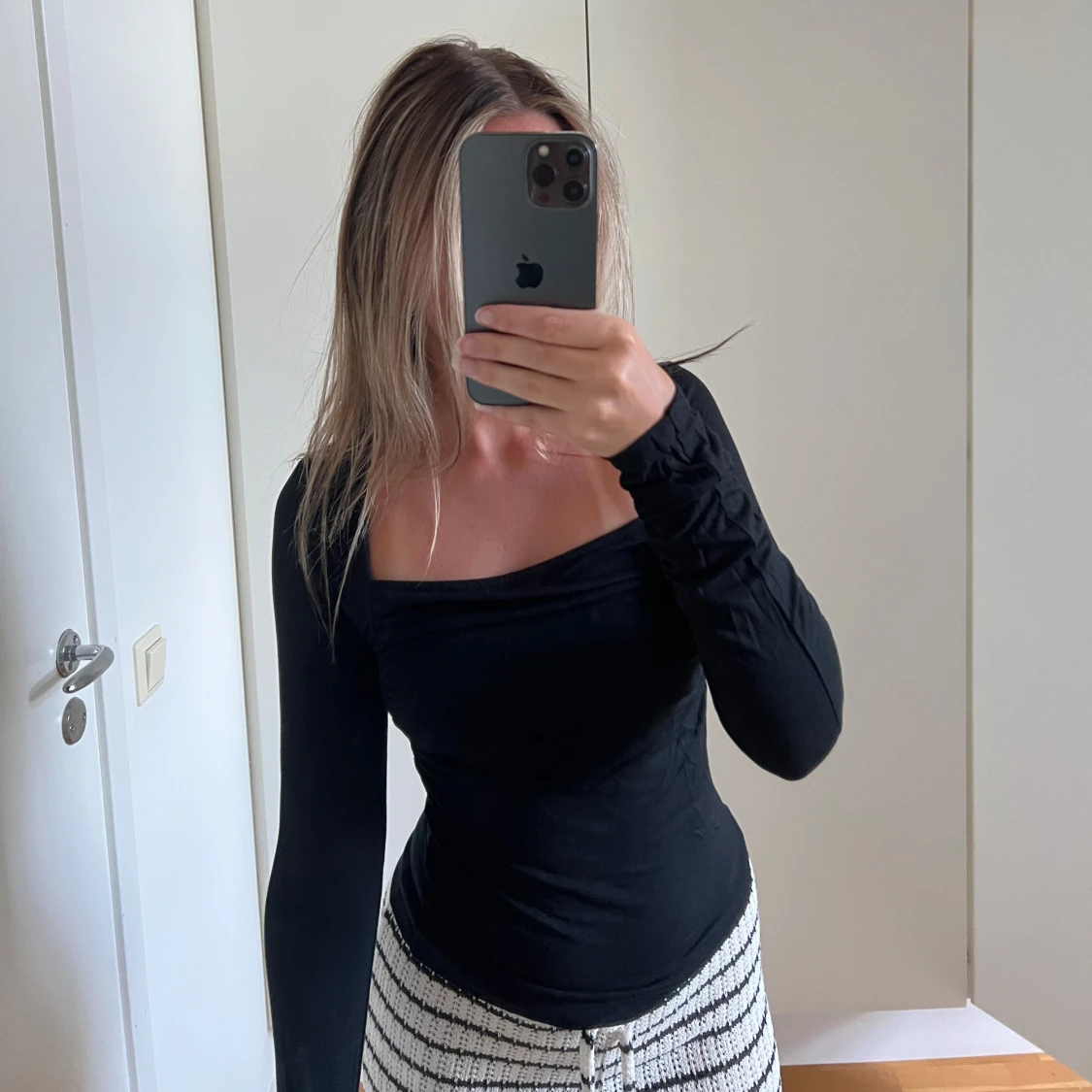 Svart långärmad topp med detalj över bysten - 1