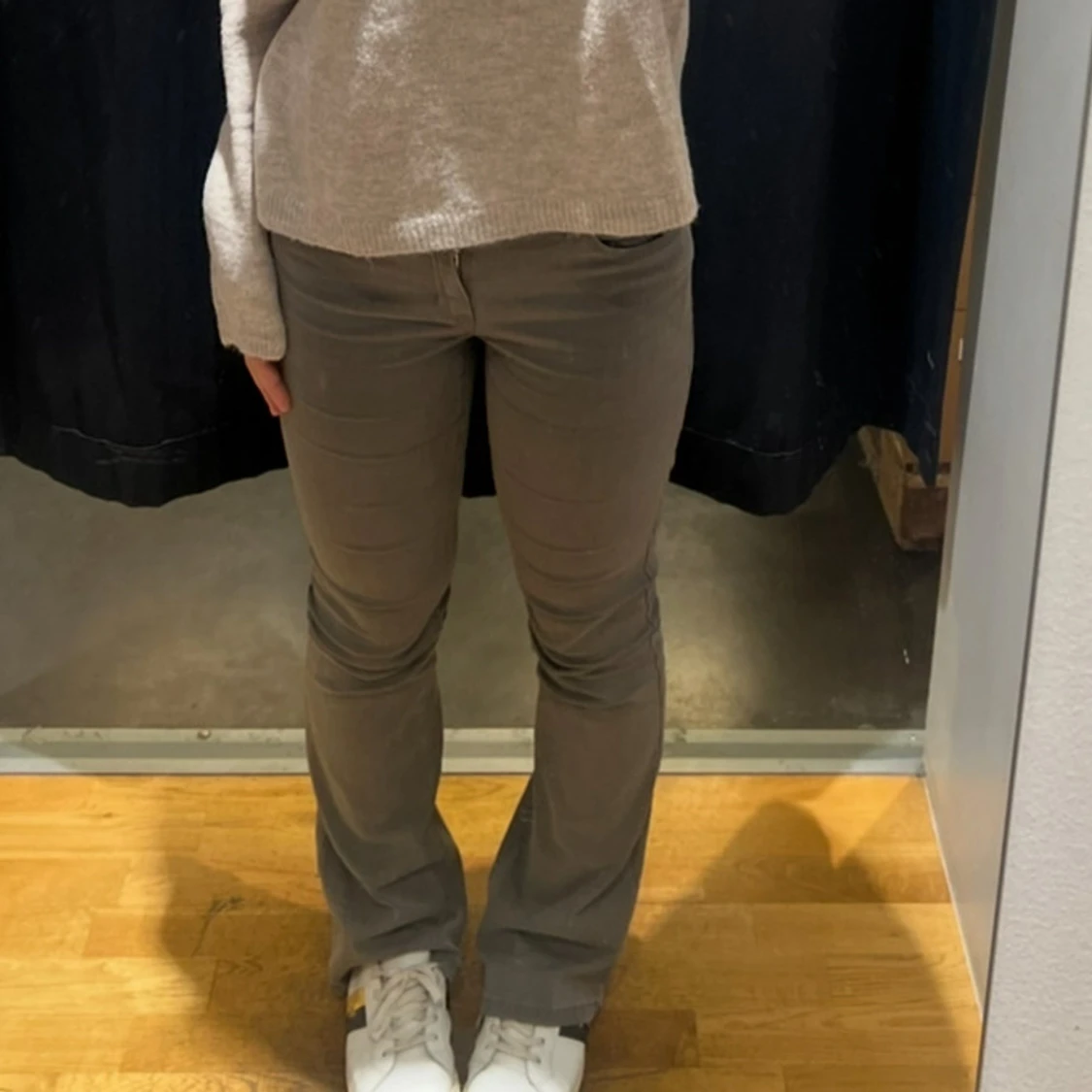 Grå bootcut jeans
