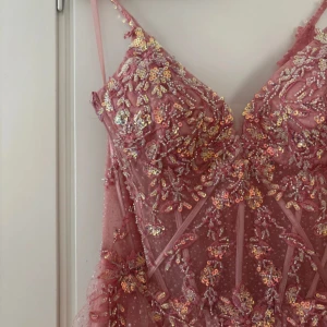 Balklänning - Rosa balklänning från zapaka. Den är sydd utifrån mina mått men är ungefär en 38. Säljer då jag hittat en annan och denhär tyvärr lyckades bli för stor. Kostade kring 2000 ny. Aldrig använd 💖
