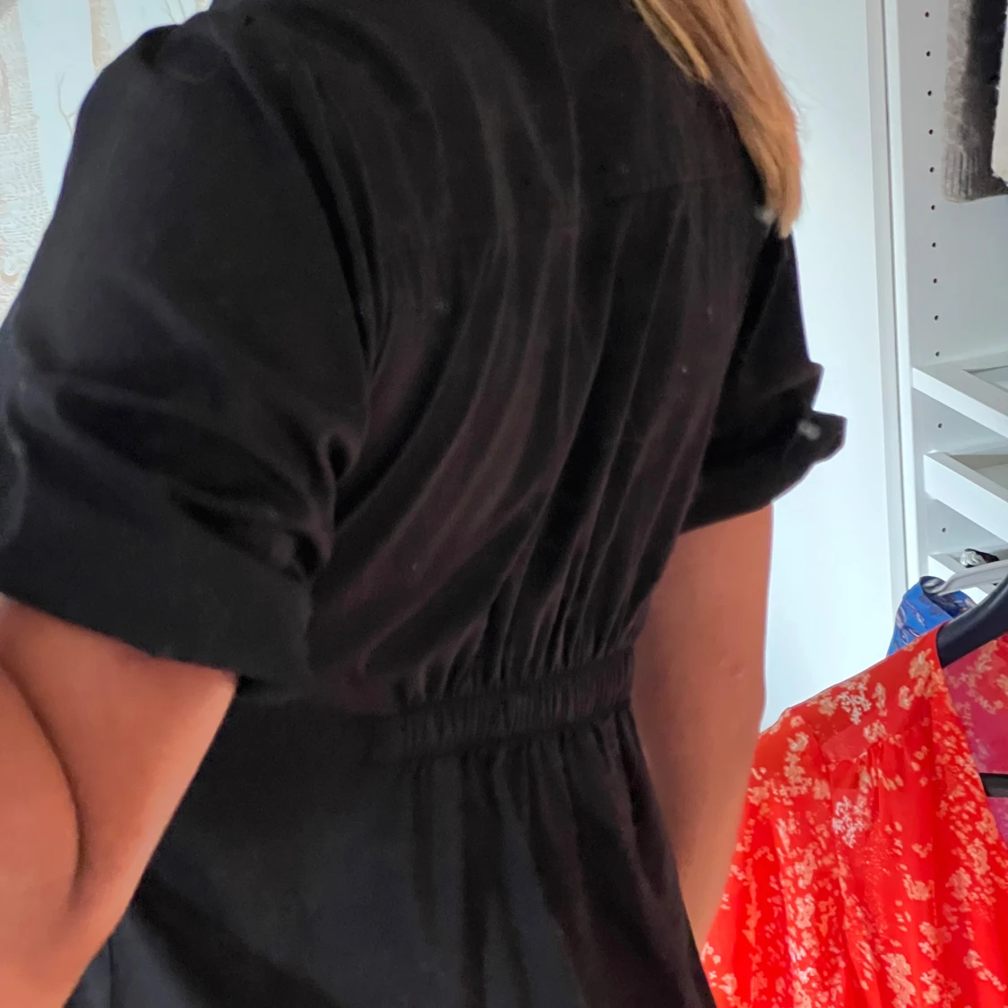 Svart kort skjortklänning från H&M - 2