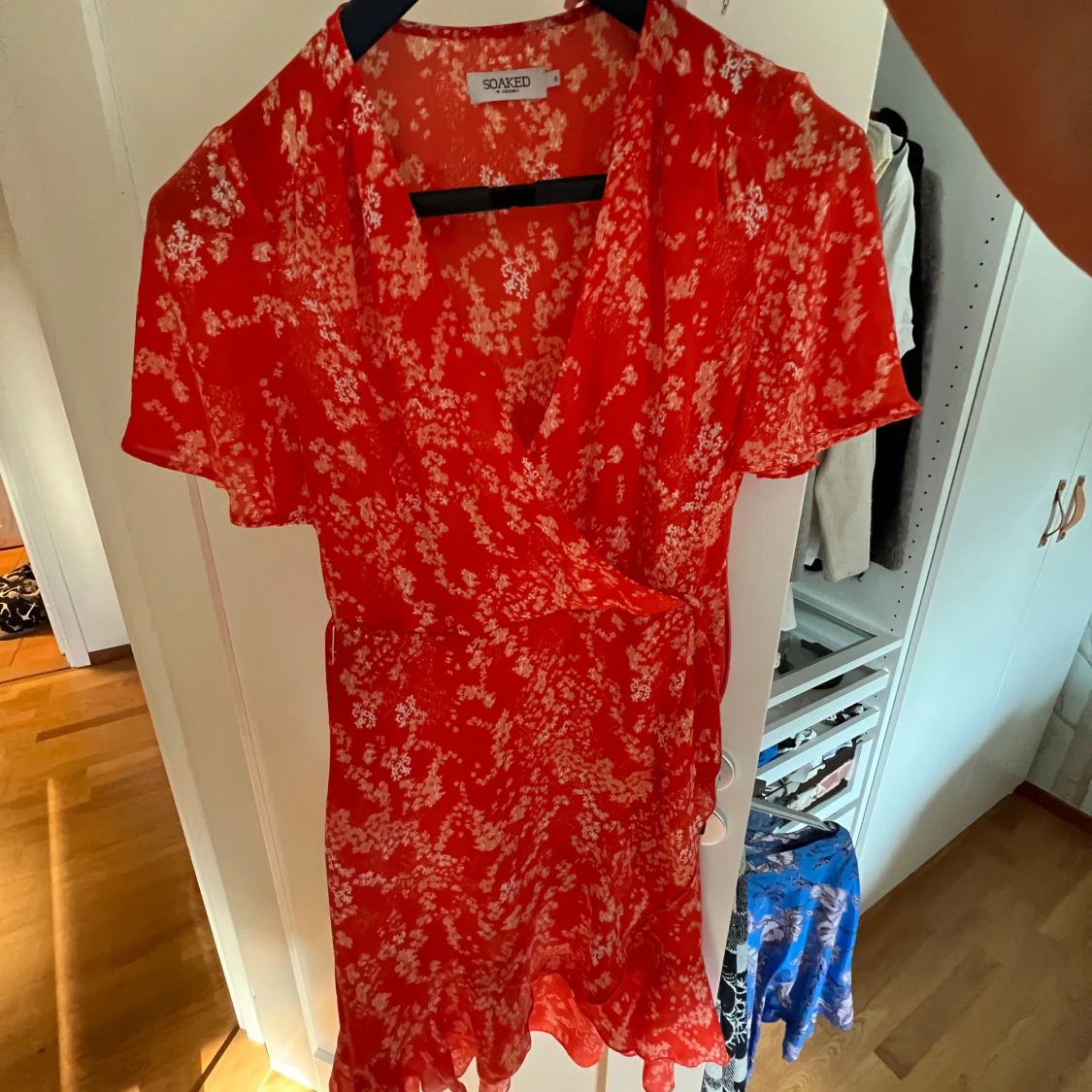 Röd blommig omlottklänning Soaked in Luxury