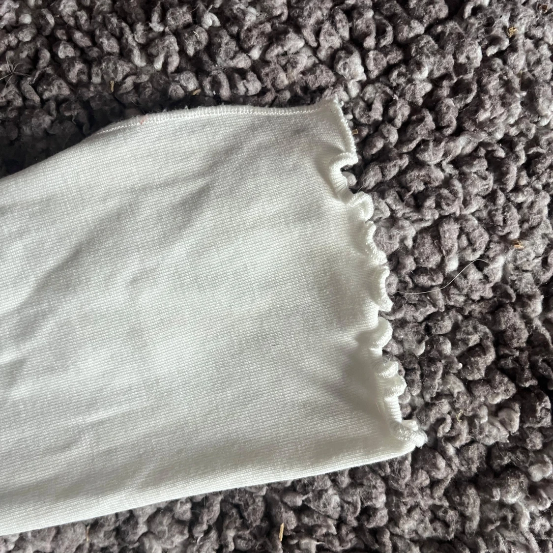 Vit långärmad topp med tryck och volang - 3