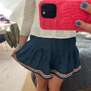 Jeanskjol med broderad kant - Supersöt kort jeanskjol med volang och broderad kant, så fin till sommaren❤️🌟🌟🌟