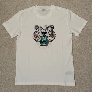 Vit Kenzo t-shirt - Oanvänd vit kenzi t-shirt som är storlek M.