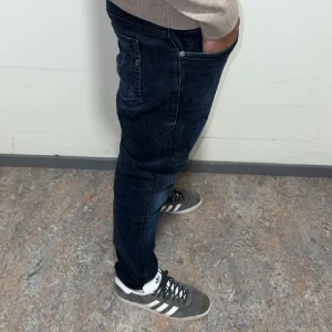 Dondup jeans george  - Tja! Nu säljer jag ett par dondup jeans i modell George storlek 33. Jeansen är i sjukt bra skick med inga skador eller repor någonstans! Dom säljs för 600 kronor. Har ni några frågor eller funderingar är det bara att höra av er.mvh Nils 