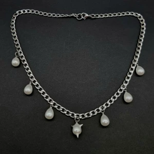 Handgjort halsband  - Originellt halsband. Rostfrit stål med pärlor. Längd-40cm,kedjetjocklek-5cm ⭐️ 