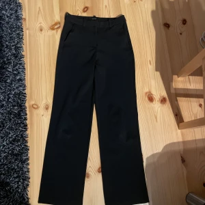 Svarta kostymbyxor från Vero Moda XS - Snygga svarta kostymbyxor från Vero Moda i storlek XS. Byxorna har raka ben. De är använda fåtal gånger. 
