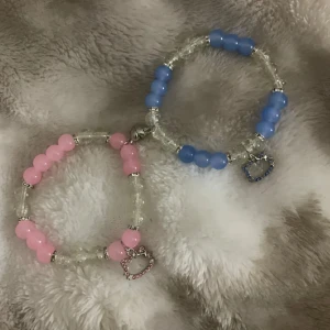 Hello kitty armband - De är ett par så säljs endast tsm. Passar bra att ha tillsammans med sin partner eller bästa vän. de är helt nya aldrig använda 
