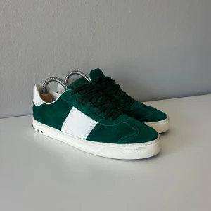 VALENTINO FLYCREW 41 - VALENTINO FLYCREW i storlek 41 men passar även 42 | Alla nitar är självklart kvar | Skorna är nästan aldrig använda så skicket är nästan som nytt | Skriv vid fler frågor eller bilder!