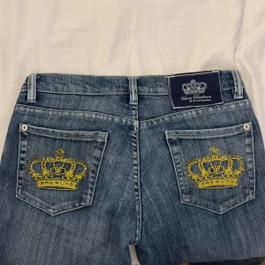 Blåa jeansbyxor från Victoria Beckham - Snygga blå jeansbyxor från Victoria Beckham med låg midja och bootcut-snitt. Säljer då de tyvärr är för små. Storlek 28. Mycket bra skick. Pris kan diskuteras. 