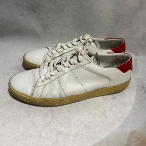 Saint Laurent skor - Ett par riktigt clean Saint Laurent skor i bra skick! Självfallet äkta. Dustbag medföljer.