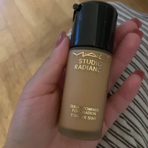 MAC Studio Radiance Foundation NC25 - MAC Studio Radiance Serum-Powered Foundation i nyansen NC25. Kommer i en frostad glasflaska med svart pump. Ger en naturlig glow och är lätt att applicera. Perfekt för dig som vill ha en fräsch och återfuktad finish. Innehåller 30 ml.