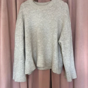 Stickad tröja - Jättefin stickad tröja från Gina tricot som tyvärr har lappen avklippt, kommer inte ihåg storleken men gissar på m/L då den sitter ganska oversize på mig med storlek S