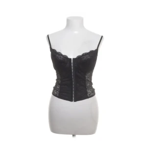 Svart spetskorsett - Supersnygg svart korsettopp. Perfekt going out topp! Passar S-M