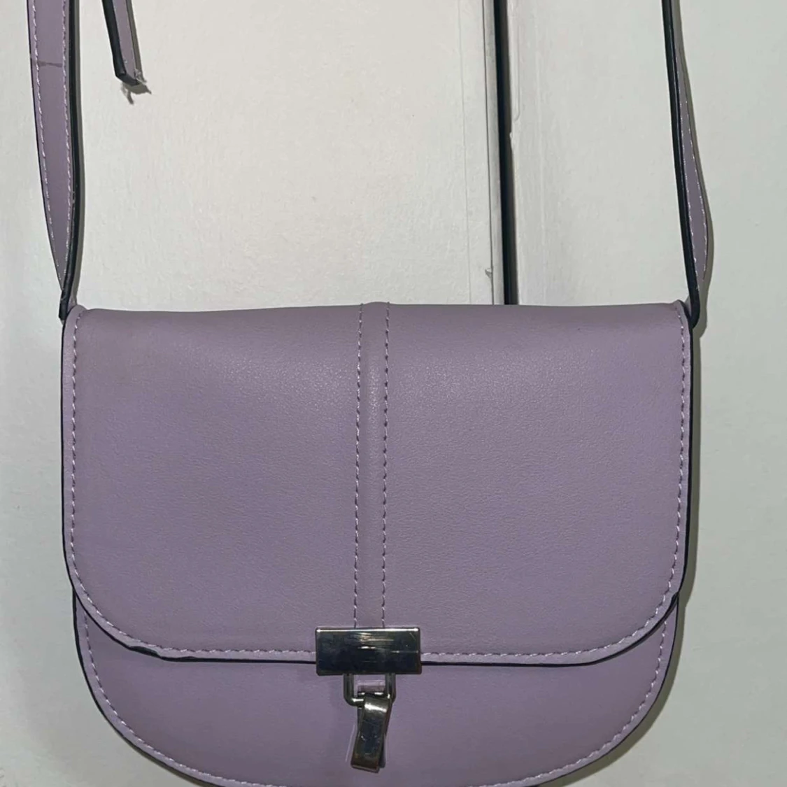 Ljuslila axelväska med silverdetalj