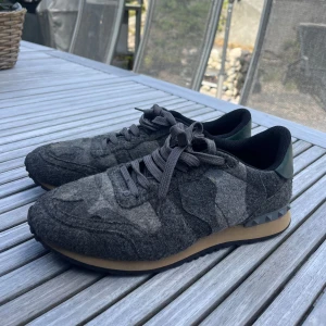 Valentino Rockrunners - Valentino Rockrunners i nyskick, inga tecken på användning säljs för endast 1999:-Storlek 42