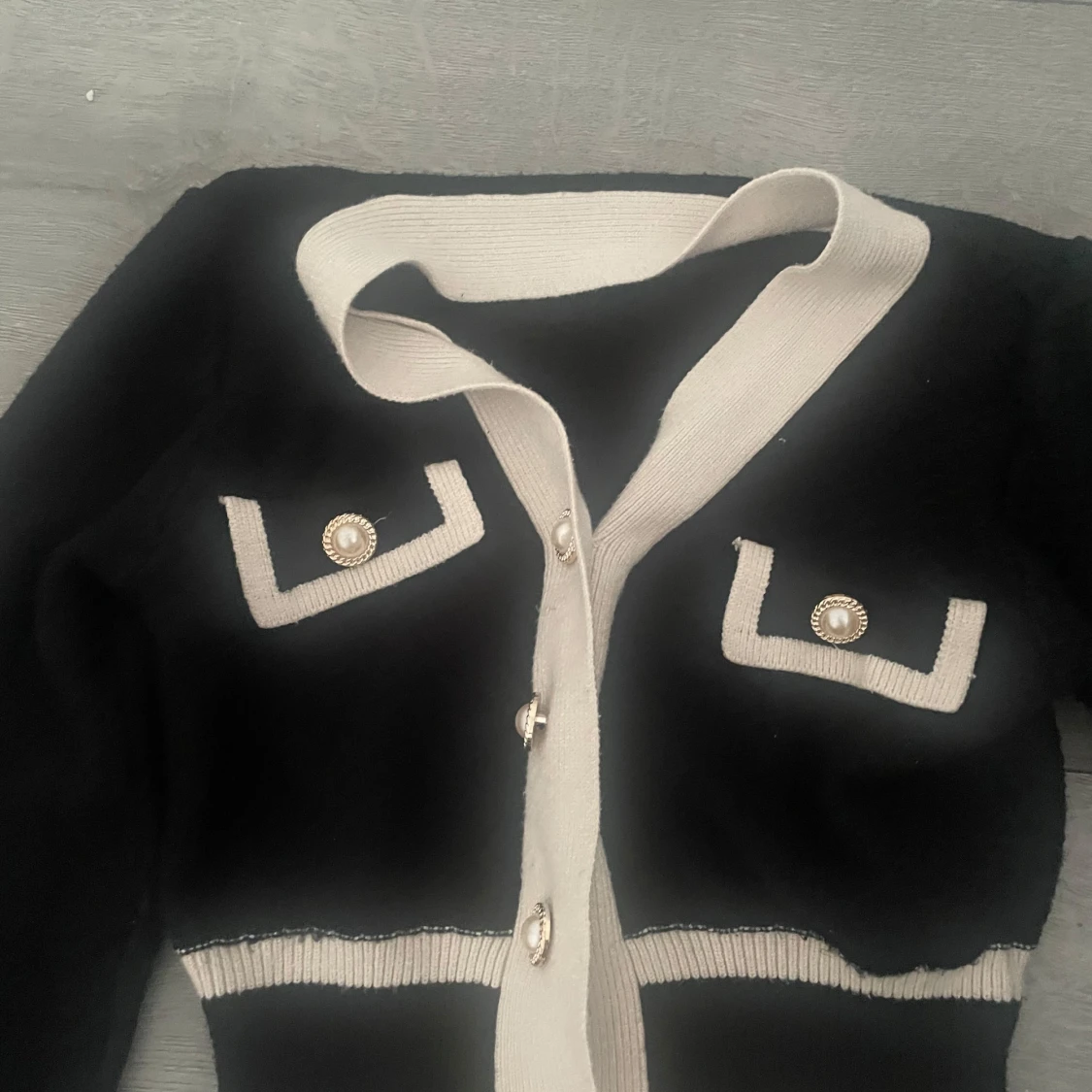 Svart och beige kofta med pärlknappar - 1