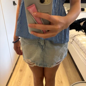Ljusblå jeanskjol från Pull&Bear - Säljer en super fin jeanskjol från Pull&Bear! Aldrig använd därmed inga defekter. Säljer kjolen för den inte används!💗