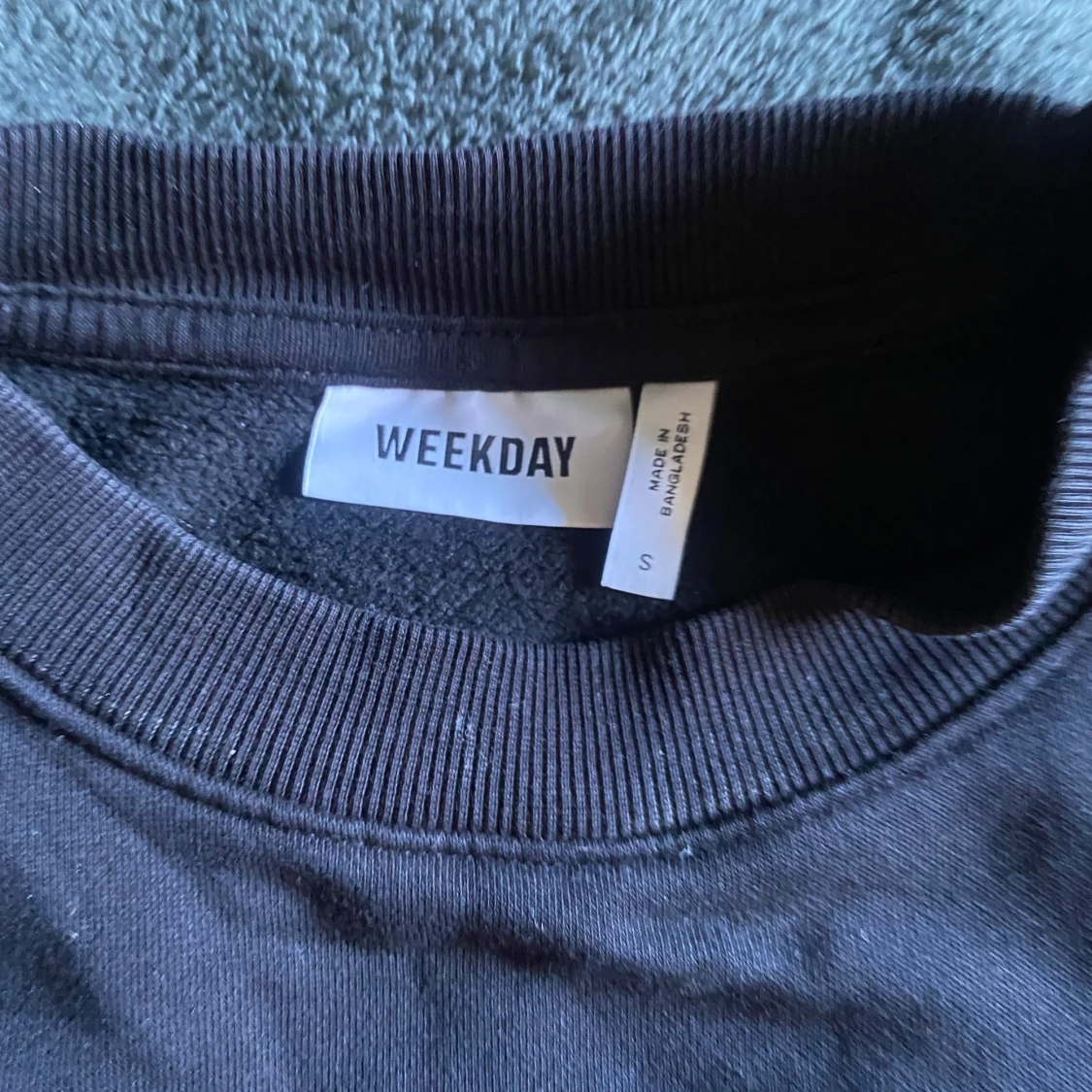 Svart croppad sweatshirt från Weekday - 2