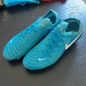 Nike phantom fotbollsskor  - En riktigt skön och bra fotbollssko. Använda en månad ungefär, Inga slitningar trots det. Orginalkartong och skopåse ingår!