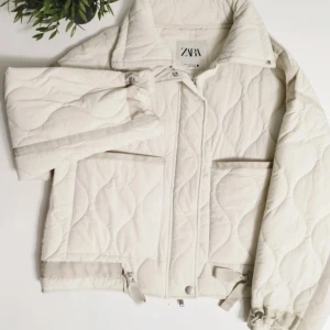 Quiltad jacka - Stilren vit quiltad jacka 💞 Skön nu mer mot hösten. Aldrig använd🥰 Kan diskutera pris